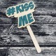 Drewniana tabliczka do fotobudki "Kiss Me"