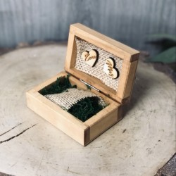 Drewniane pudełko na obrączki piniowe